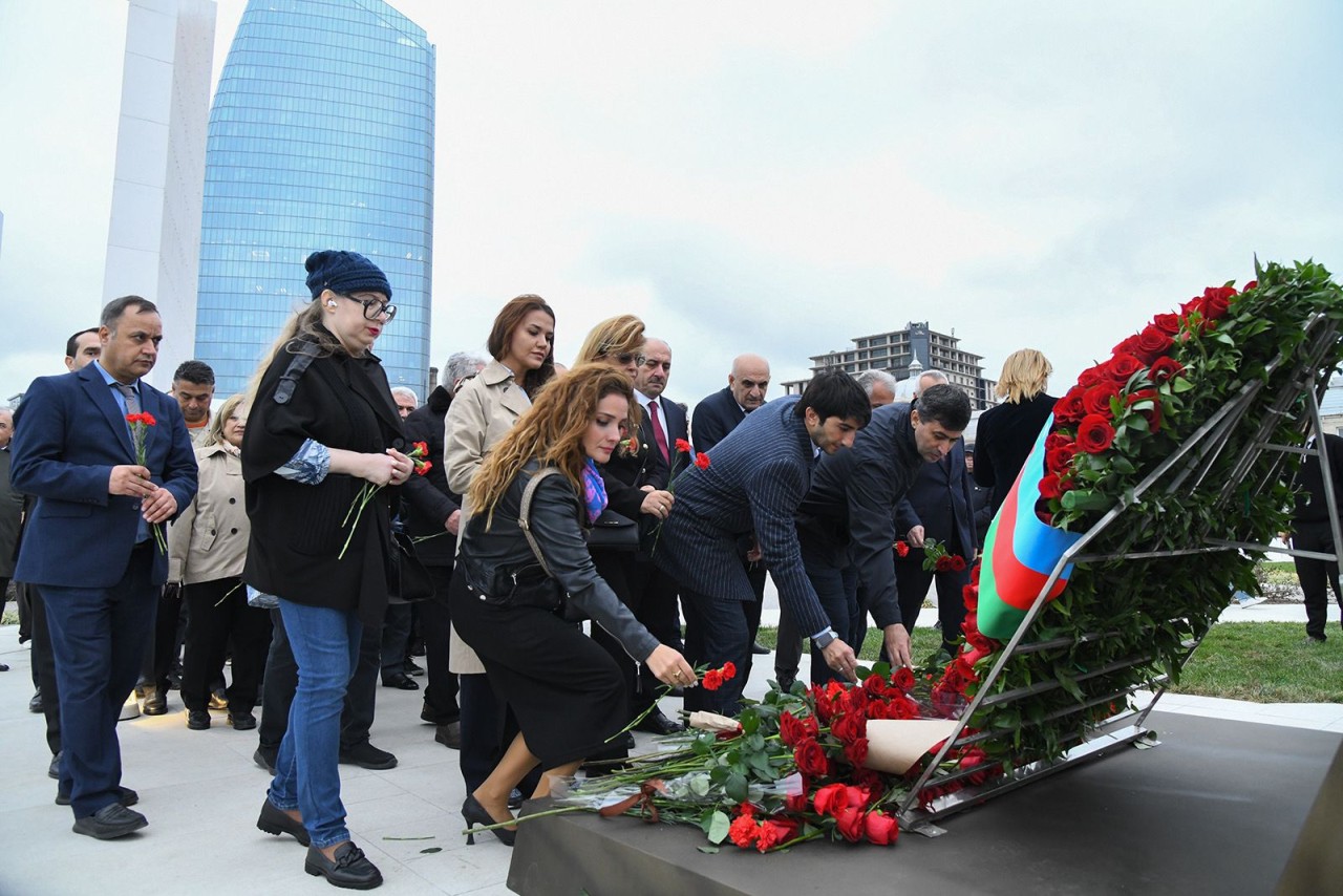 BMU-nun kollektivi Zəfər parkını ziyarət edib - FOTOLAR